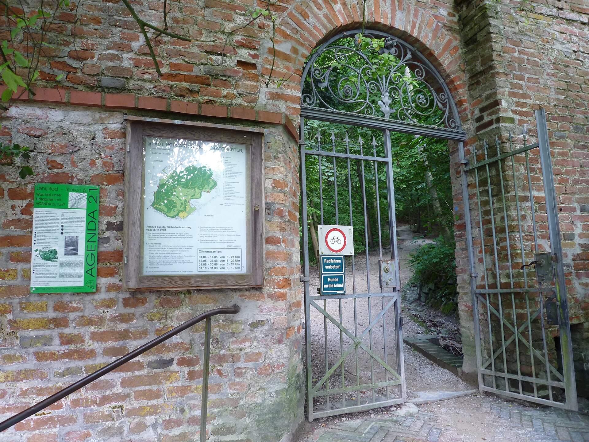 Westlicher Eingang zum Hofgarten in Landshut