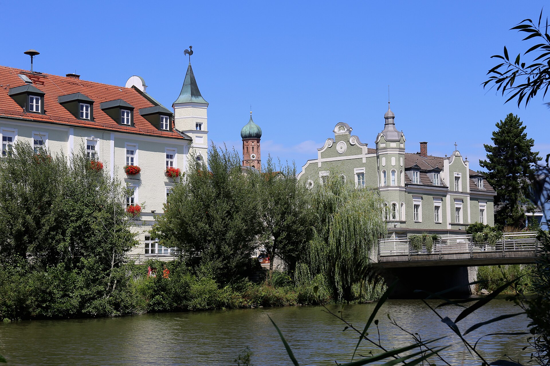 Große Vils mit Rathaus und Vilsbrücke in Vilsbiburg