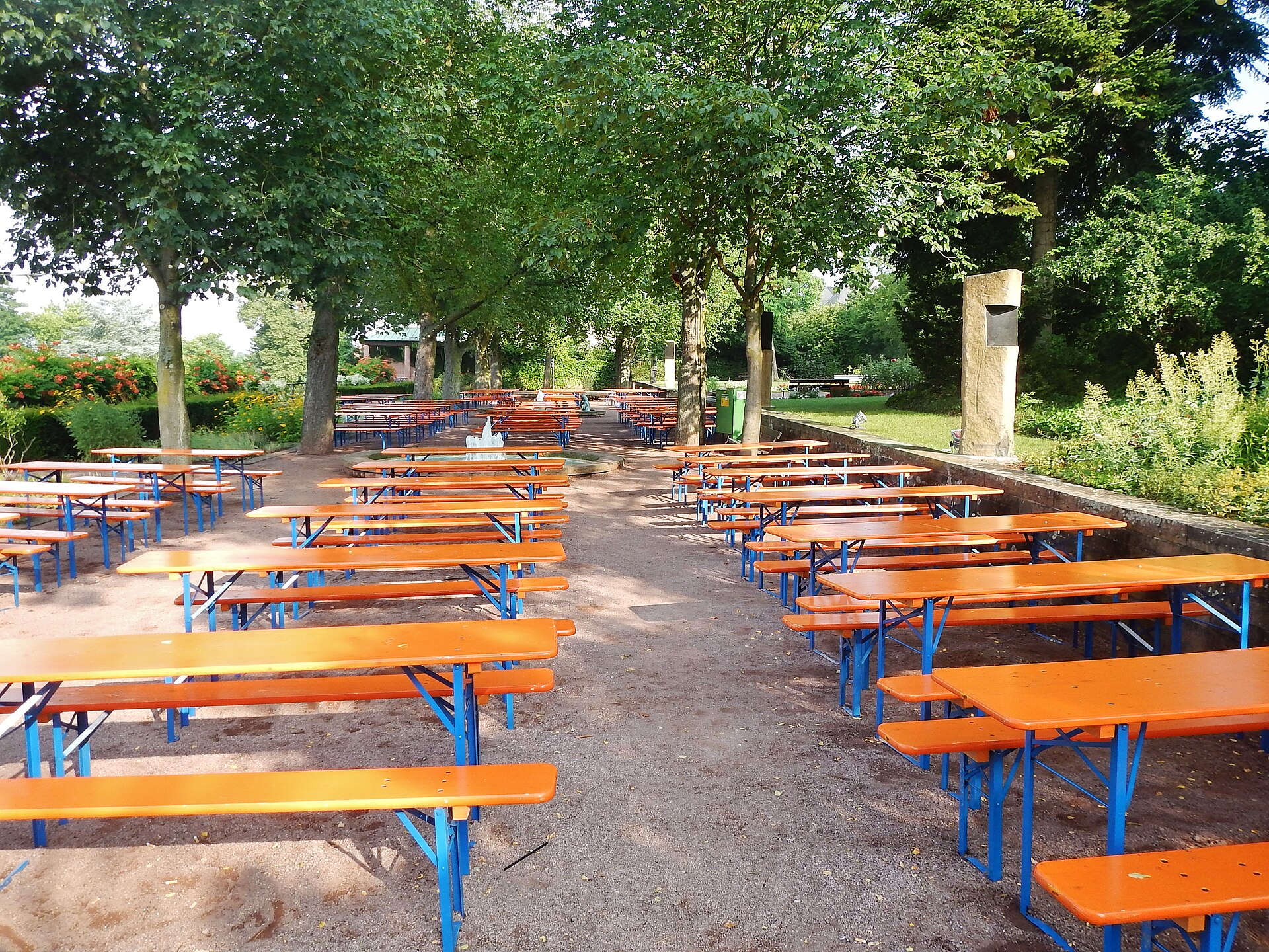 Symbolbild: Biergarten unter Bäumen