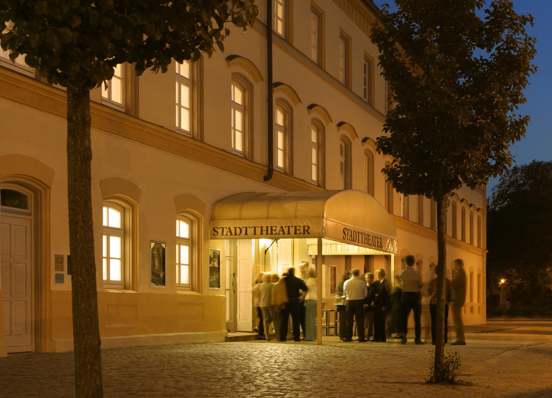 Außenansicht des Stadttheaters in Landshut
