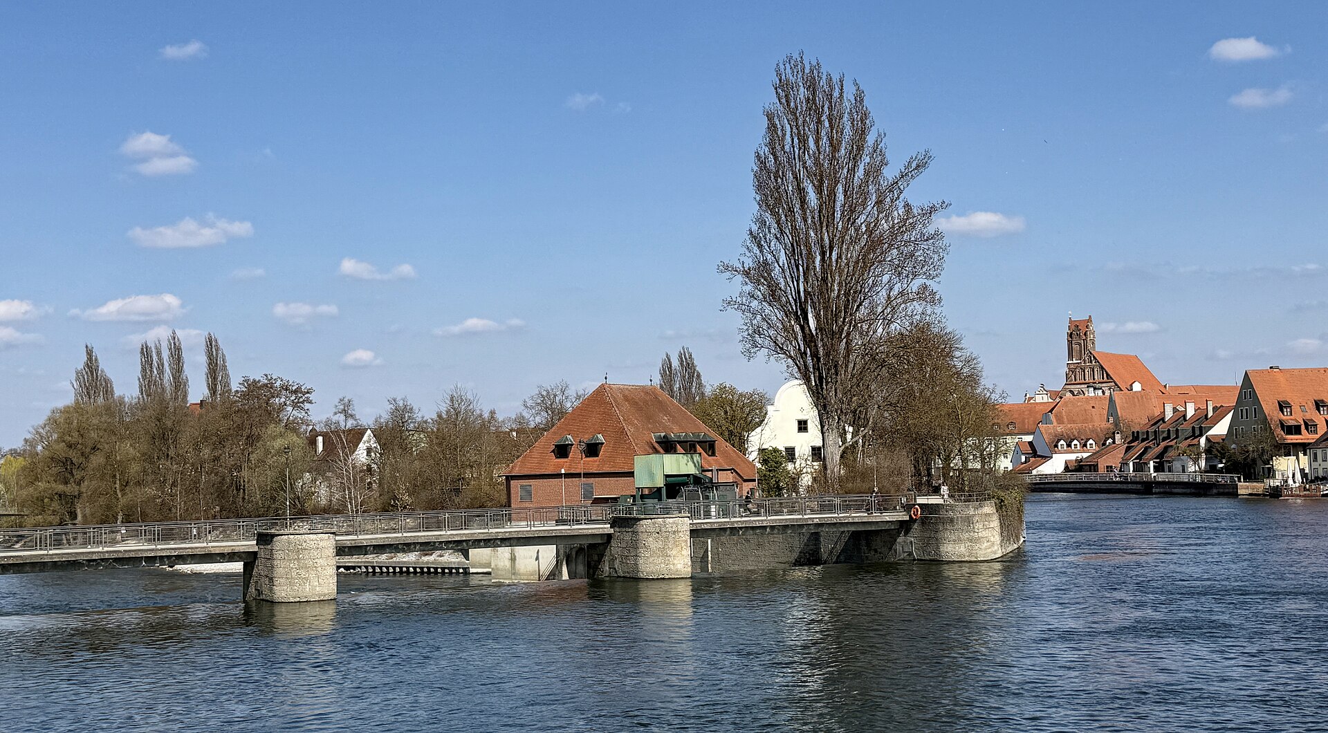 Die Isar mit dem Ludwigswehr in Landshut