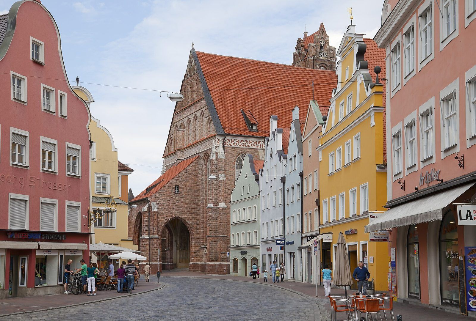 Straße Altstadt in Landshut mit Martinskirche